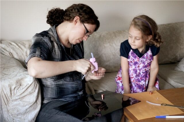 attach-feet-to-tray-4843114