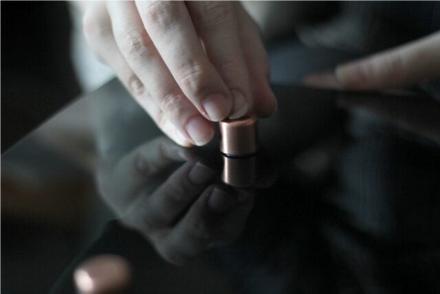 place-foot-on-tray-2538257