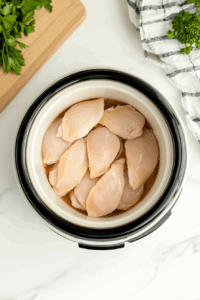 This image shows the crockpot set to cook on high for 3-4 hours or low for 6-8 hours