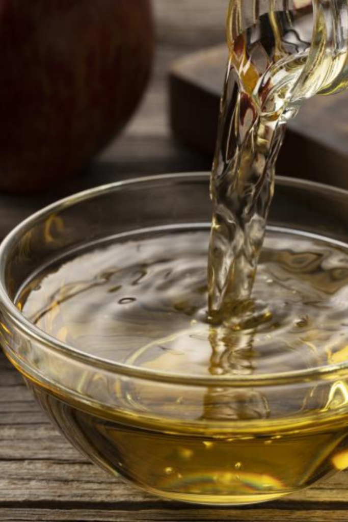 apple-cider-vinegar-and-lemon-juice-drink-with-a-tangy-citrus-aroma-in-a-bowl