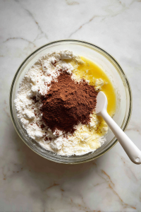 flour-and-cocoa-powder-in-glass-bowl-on-marble