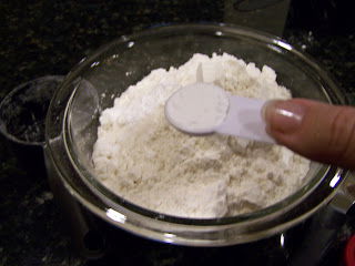 mix-dry-ingredient-in-a-bowl