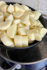 place the peeled potatoes in a pot